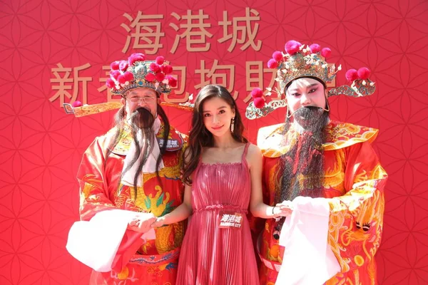 Гонконгская Актриса Angelababy Центре Позирует Фотографий Артистами Одетыми Caishen Известный — стоковое фото