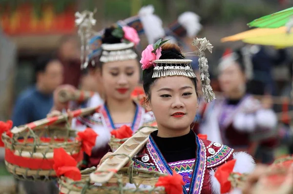 Китайцы Народности Мяо Одетые Традиционные Костюмы Головные Уборы Танцуют Играют — стоковое фото