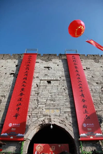 Des Couplets Géants Festival Printemps Sont Accrochés Sur Ancien Mur — Photo