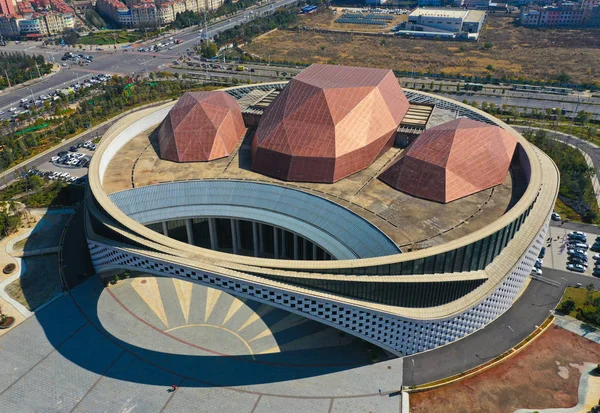 Letecký Pohled Yunnan Grand Theater Připomínající Tradiční Čepice Etnické Skupiny — Stock fotografie