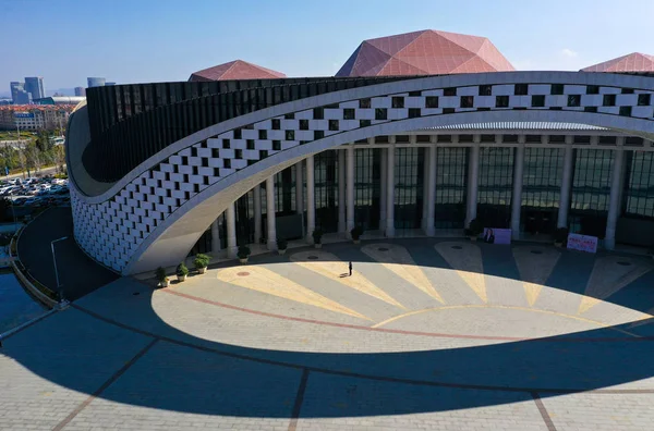 Letecký Pohled Yunnan Grand Theater Připomínající Tradiční Čepice Etnické Skupiny — Stock fotografie