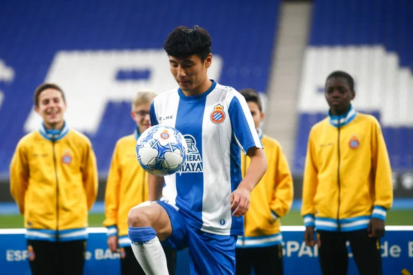 Çin Futbol Oyuncu Lei Topu Yaptığı Resmi Tanıtımı Sırasında Spanyol — Stok fotoğraf