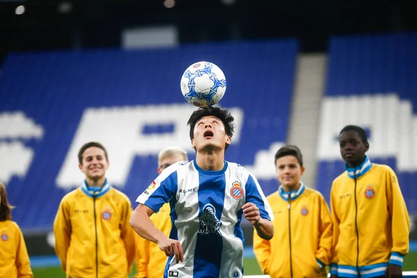 Jogador Futebol Chinês Lei Controla Bola Durante Sua Apresentação Oficial — Fotografia de Stock