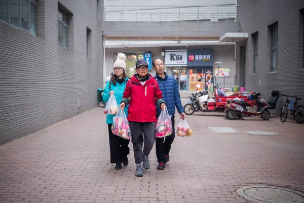 Entrenador Perros Guía Chino Wang Xin Centro Que Graduó Con Imágenes de stock libres de derechos