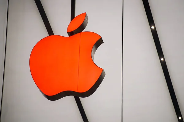 Logo Apple Inc Est Illuminé Lumière Rouge Pour Marquer Journée — Photo