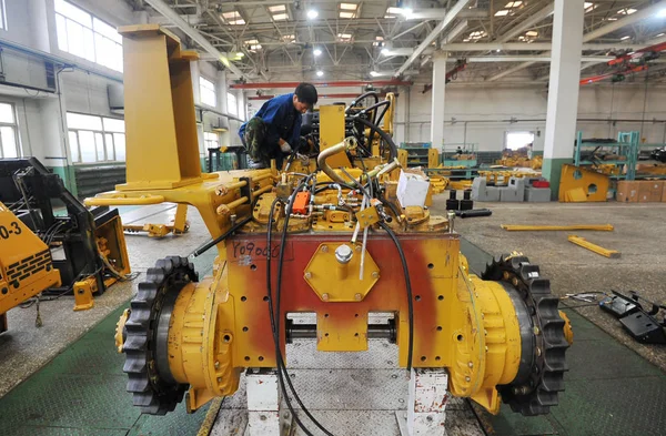 Operaio Cinese Lavora Una Catena Montaggio Bulldozer Del Produttore Acciaio — Foto Stock