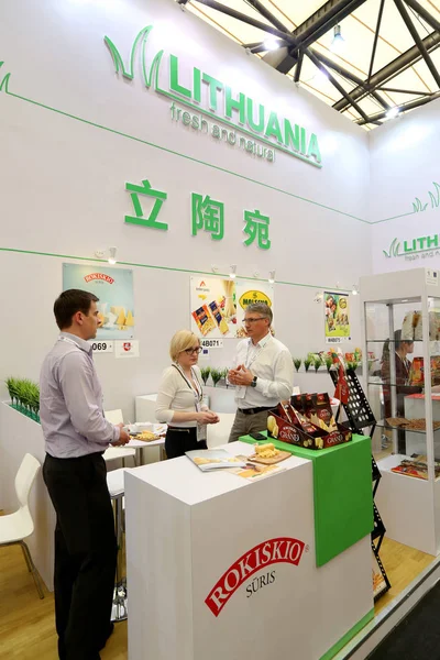 Nsanlar Şangay Sial China 2015 Ticaret Fuarı Sırasında Litvanya Standını — Stok fotoğraf