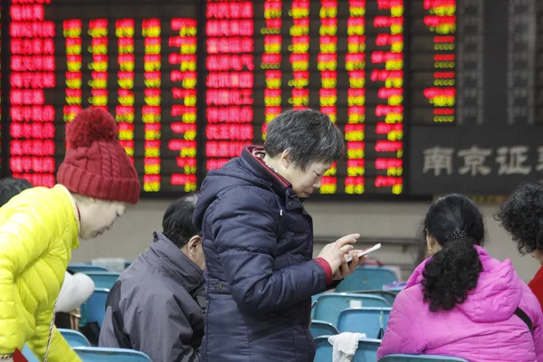 Заинтересованные Китайские Инвесторы Ведут Переговоры Перед Фондовым Индексом Ценами Акций — стоковое фото