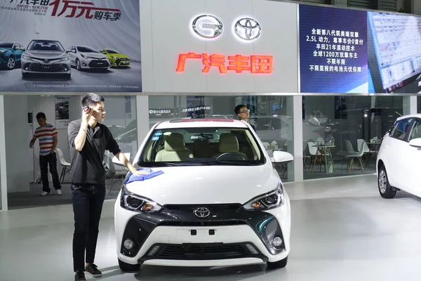 Gente Visita Stand Gac Toyota Durante Una Exposición Automóviles Shanghai — Foto de Stock