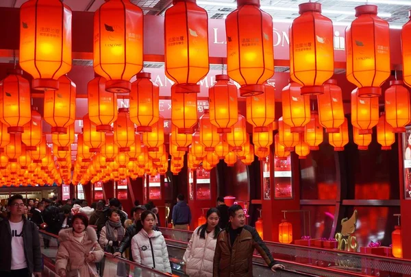 Cidadãos Chineses Caminham Sob Fileiras Lanternas Vermelhas Penduradas Sobre Uma — Fotografia de Stock