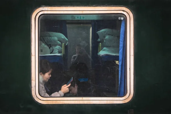 Chiński Pasażerów Postrzegane Przez Okno Pociągu Drodze Domu Dla Nadchodzących — Zdjęcie stockowe