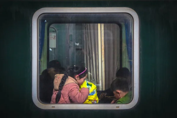 Китайских Пассажиров Видят Через Окно Поезда Пути Домой Предстоящий Китайский — стоковое фото