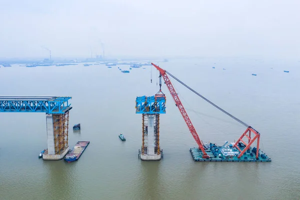 世界の最も長い斜張橋 長江川橋の 補助桟橋は 2019 日中国東部の江蘇省南通市で長江に工事 — ストック写真