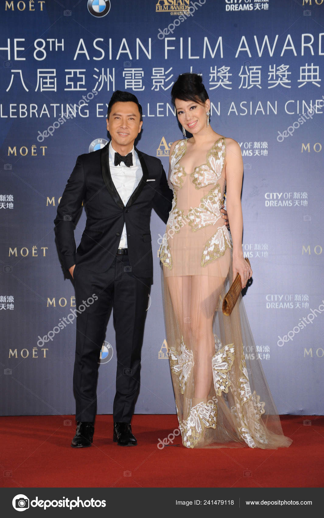Гонконгский Актёр Донни Йен Слева Жена Модель Сесилия Ван Позируют.
