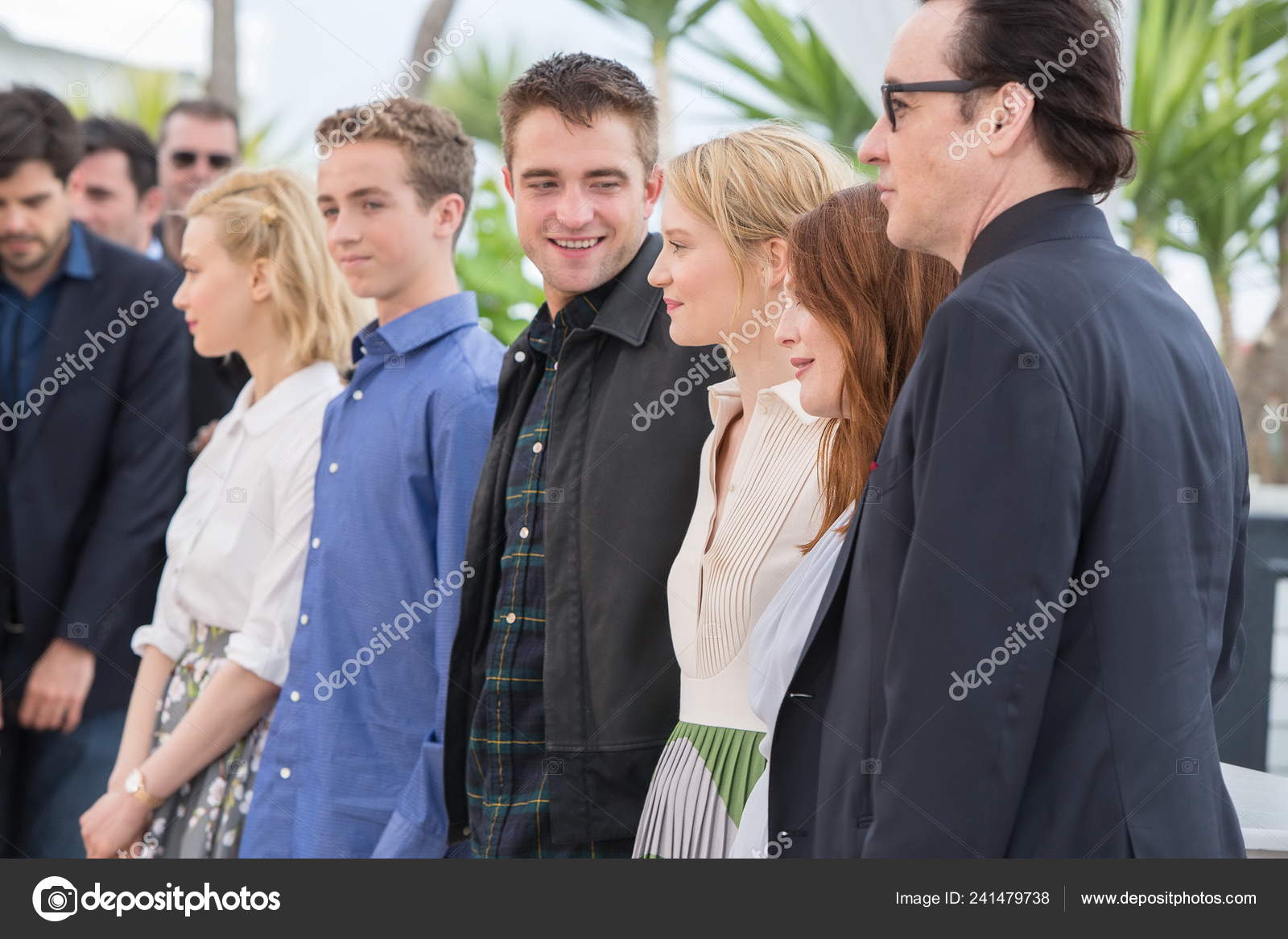 观看光明追捕手：黑暗崛起| Disney+, image size:1600x1167