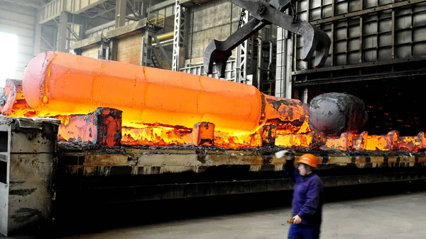 Kinesisk Arbetare Går Förbi Gjutna Stålprodukter Fabrik Luoyang City Centrala — Stockfoto