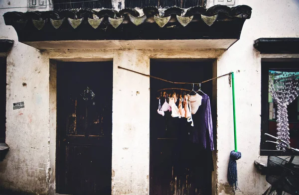2012年9月8日 在中国东部江苏省陆志镇 当地华人居民用绳子作为临时晾衣绳 在房子前挂衣服 — 图库照片
