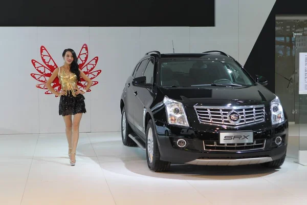 Modelo Posa Con Cadillac Srx General Motors Durante Una Exposición — Foto de Stock