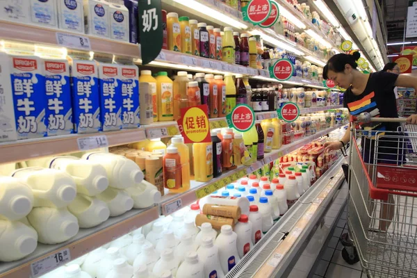 Customer Shops Milk Other Dairy Products Supermarket Shaoxing City East — Stock Photo, Image