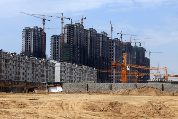 Nowe Wieżowce Mieszkaniowe Budowie Mieście Rizhao Wschodnia Prowincja Chinas Shandong — Zdjęcie stockowe