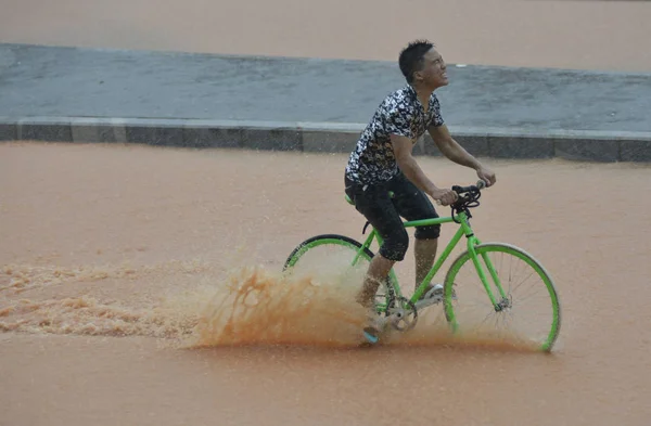 Rowerzysta Sprawia Jego Droga Zalane Ulicy Ciężkim Deszczu Mieście Shenzhen — Zdjęcie stockowe