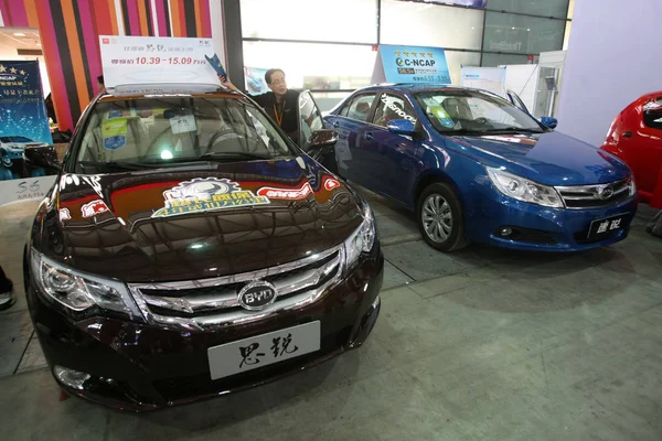 Visitantes Experimentar Carros Byd Durante Show Automóveis Xangai China Novembro — Fotografia de Stock