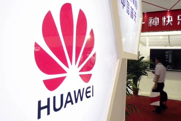 Fil Besökare Går Förbi Skylt Huawei Mässa Nanjing City East — Stockfoto