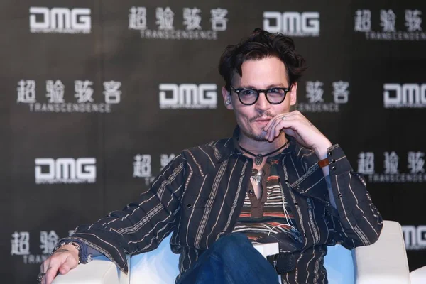 Amerikanska Skådespelaren Johnny Depp Reagerar Vid Presskonferens För Hans Film — Stockfoto