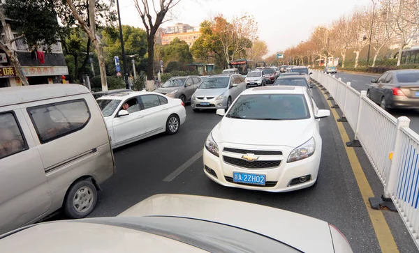 2014年1月20日 中国东部浙江省杭州市一条道路发生交通堵塞 汽车缓慢行驶 — 图库照片