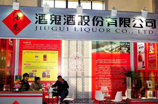 Mensen Bezoeken Stand Van Jiugui Liquor Ltd Tijdens Een Tentoonstelling — Stockfoto