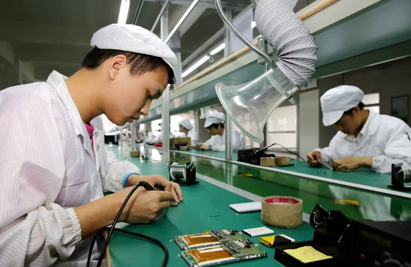 中国人労働者イーグル市南西部 2014 中国四川省の工場で携帯電話の組み立てください — ストック写真