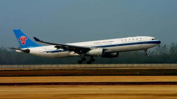 中国南部のエアバスA330 300ジェット機が武漢の武漢天河国際空港に着陸 中国中部湖北省 2012年12月28日 — ストック写真