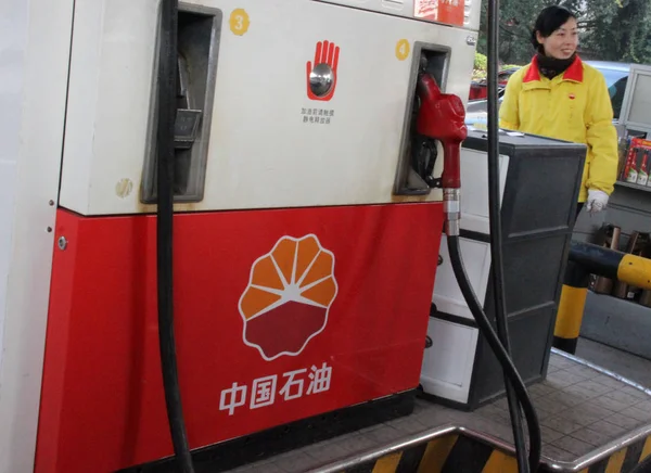 Angajat Chinez Este Văzut Benzinărie Cnpc China National Petroleum Corporation — Fotografie, imagine de stoc