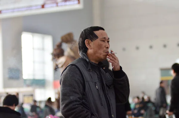 Pasajero Chino Fuma Sala Espera Estación Tren Chenzhou Ciudad Chenzhou —  Fotos de Stock