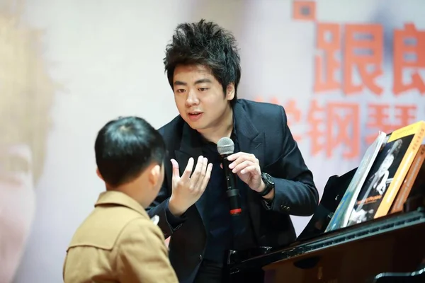 Chinese Pianist Lang Lang Rechts Leert Een Jonge Jongen Een — Stockfoto
