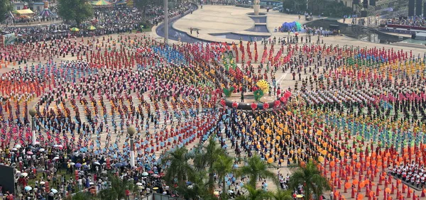 Chinese Performers Gekleed Traditionele Kostuums Van Dai Etnische Minderheid Deel — Stockfoto