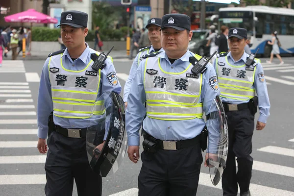 Poliziotti Cinesi Armati Scudi Pattugliano Huaihai Road Shanghai Cina Maggio — Foto Stock