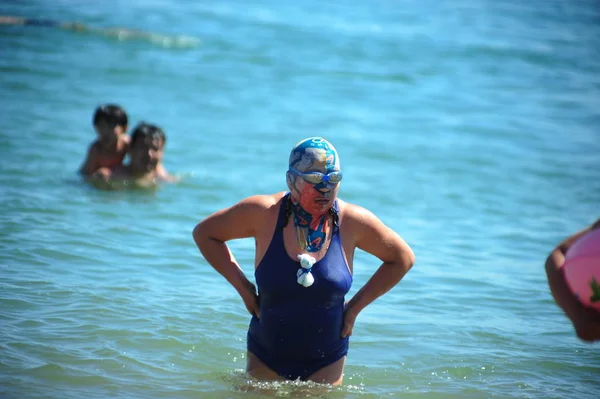 Kinesisk Kvinna Klädd Mask Med Smeknamnet Facekini Står Vattnet Vid — Stockfoto