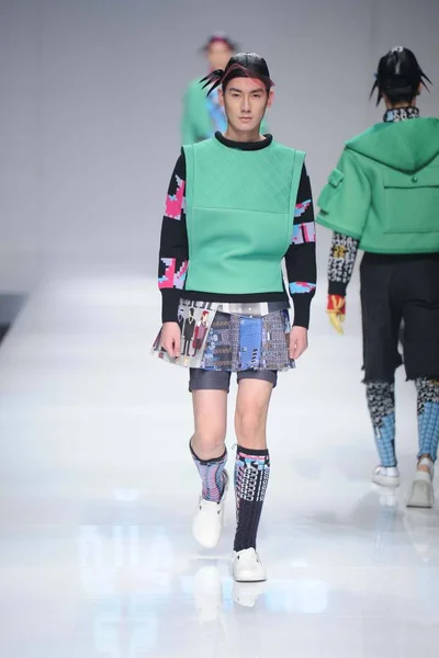 モデルは中国ファッション週秋 2014 中国の北京で 2014 日の間に北京のファッション工科大学と Taiwans 中華実践大学が共同発表した我々 をファッションで新しい創造を表示します — ストック写真