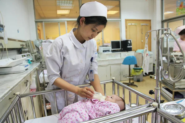 Αρχείο Μια Κινεζική Νοσοκόμα Τροφοδοτεί Ένα Νεογέννητο Μωρό Ένα Νοσοκομείο — Φωτογραφία Αρχείου