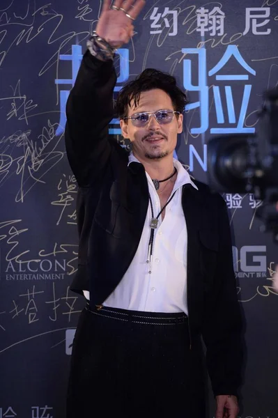 Actor Estadounidense Johnny Depp Ondea Alfombra Roja Mientras Llega Para — Foto de Stock