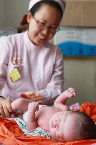 2014年5月1日 中国护士在河北省永年县一家医院照顾新生儿 — 图库照片