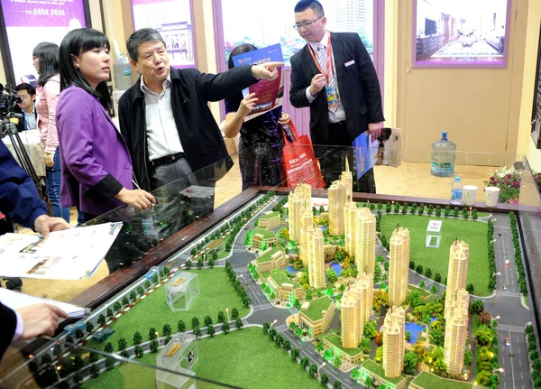 Kínai Homebuyers Pillantást Modellek Lakossági Lakás Épület Során Egy Ingatlan — Stock Fotó