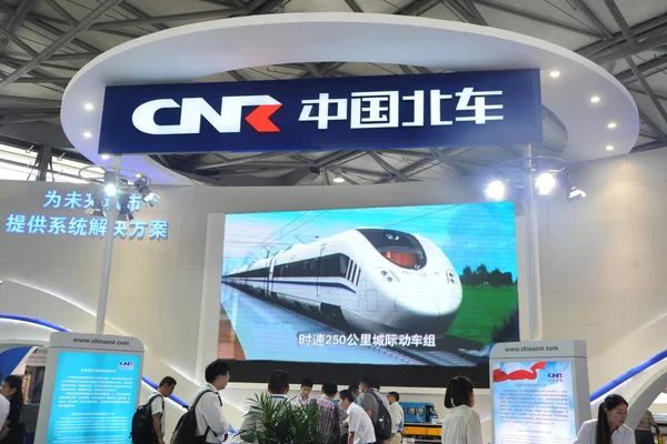 Gente Visita Stand Cnr China Northern Locomotive Rolling Stock Industry — Foto de Stock