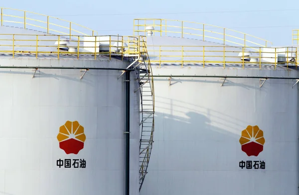 Oljetankar Avbildas Olje Lagringsbas Cnpc China National Petroleum Corporation Moderbolag — Stockfoto