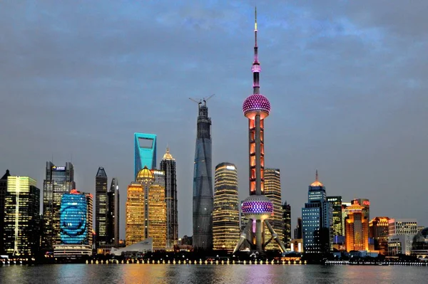 Huangpu 川と陸家嘴金融街のスカイライン オリエンタルパールテレビタワー 最も高い 建設中の上海タワー 2番目に高い 上海世界金融センター 3番目に高い Jinmao タワー — ストック写真