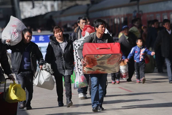 Pracownicy Migrujący Przewożący Ich Bagaż Przyjeżdżają Dworzec Kolejowy Kunming Ponieważ — Zdjęcie stockowe