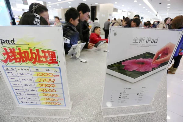 Chinesische Kunden Probieren Oder Kaufen Ipad Tablet Pcs Einem Autorisierten — Stockfoto