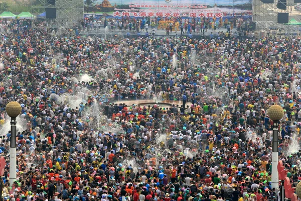 Multitud Personas Locales Salpican Agua Para Celebrar Año Nuevo Minoría — Foto de Stock