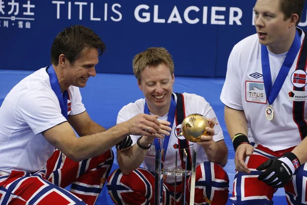 Les Joueurs Thomas Ulsrud Gauche Torger Nergard Centre Tentent Remettre — Photo